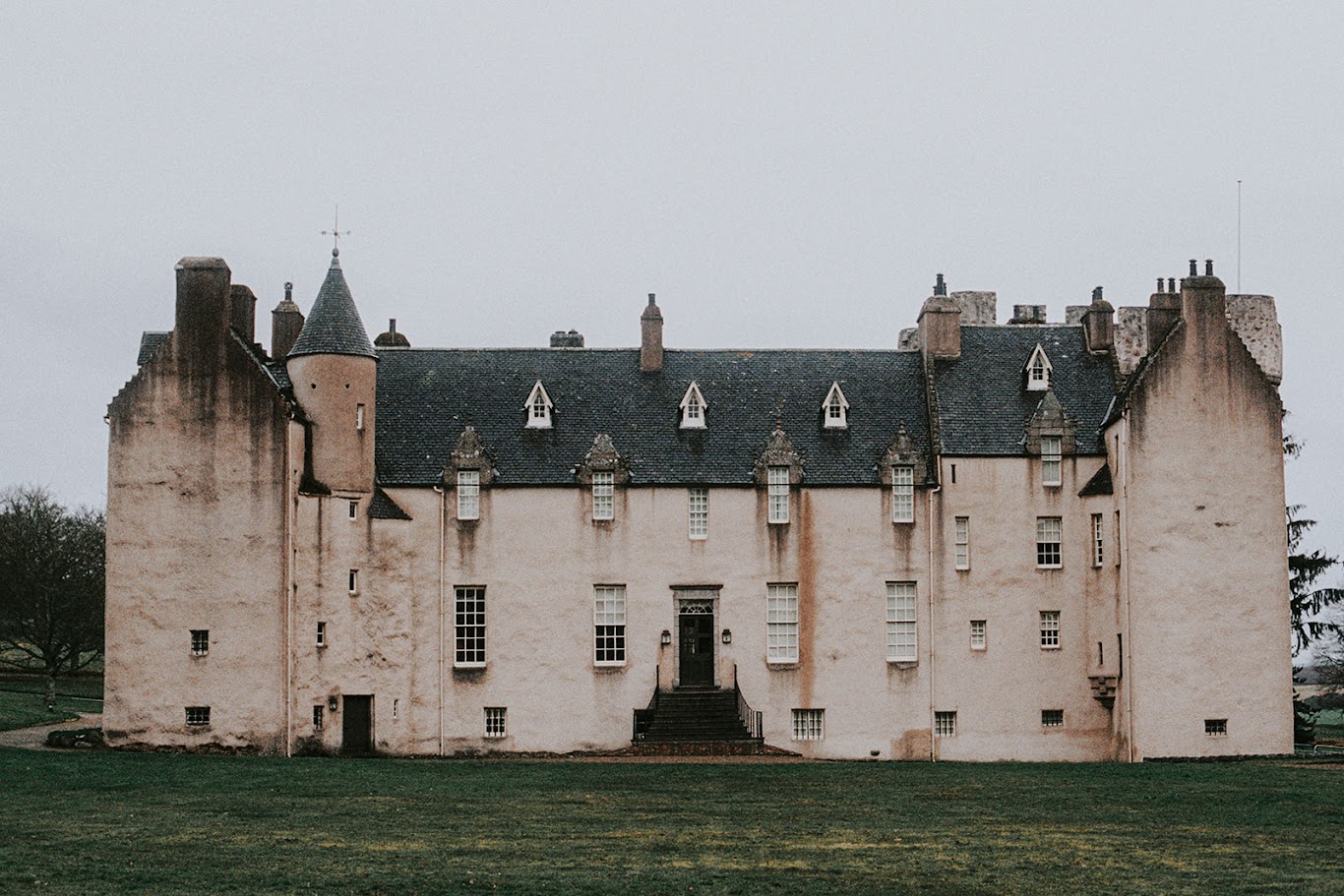 drum castle for zoe and ryans wedding with the celebrant angel mary gibson aberdeen humanist wedding celebrant 